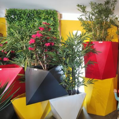 Showroom intérieur de Urbanature à Portes Les Valence. Nombreux poteries et pots en vente.